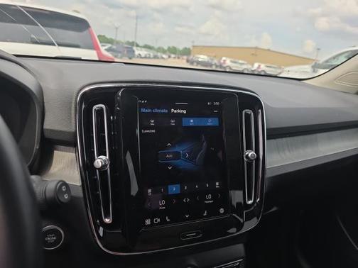 2025 Volvo XC40 B5 Plus Bright Theme