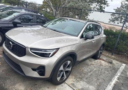 Bright 2024 Volvo XC40 B5 Plus Dark Theme