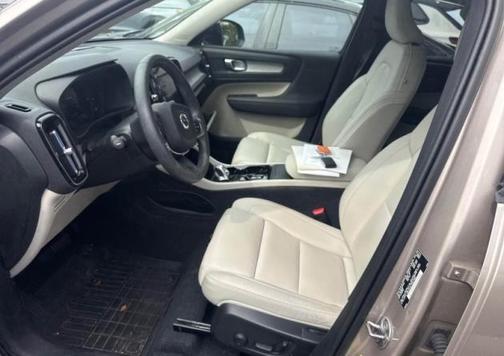 Bright 2024 Volvo XC40 B5 Plus Dark Theme