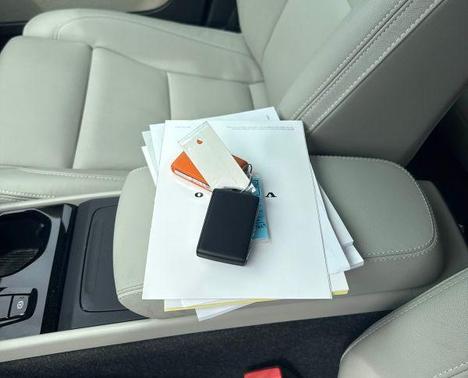 Bright 2024 Volvo XC40 B5 Plus Dark Theme