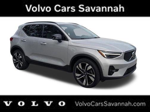 Bright 2024 Volvo XC40 B5 Plus Dark Theme