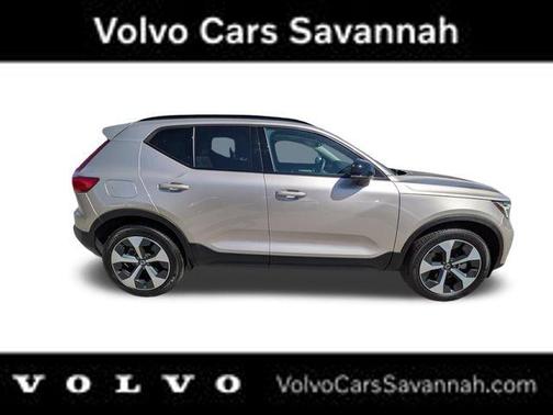 Bright 2024 Volvo XC40 B5 Plus Dark Theme