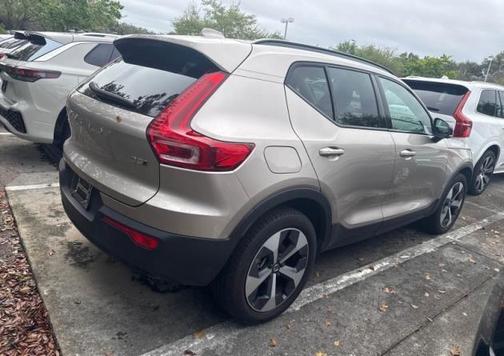 Bright 2024 Volvo XC40 B5 Plus Dark Theme