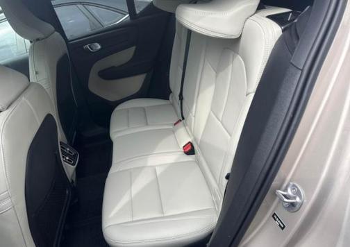 Bright 2024 Volvo XC40 B5 Plus Dark Theme