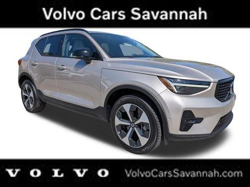 Bright 2024 Volvo XC40 B5 Plus Dark Theme