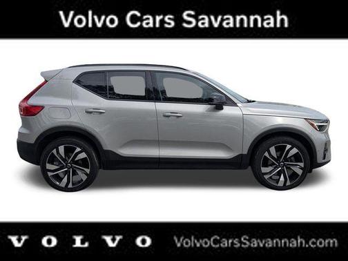 Bright 2024 Volvo XC40 B5 Plus Dark Theme