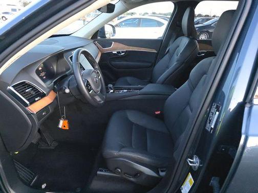 2025 Volvo XC90 B6 Plus 7-Seater