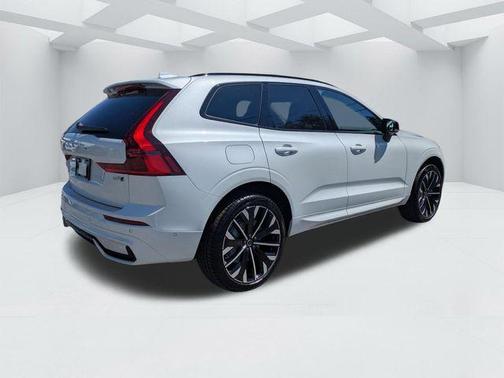 Crystal White 2026 Volvo XC60 B5 Ultra