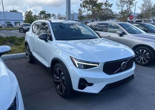 2023 Volvo XC40 B5 Ultimate Dark Theme