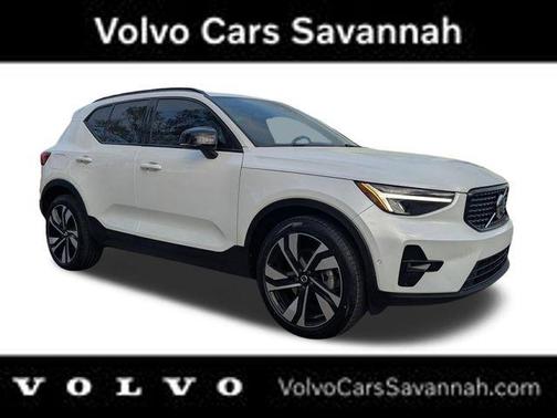 2023 Volvo XC40 B5 Ultimate Dark Theme