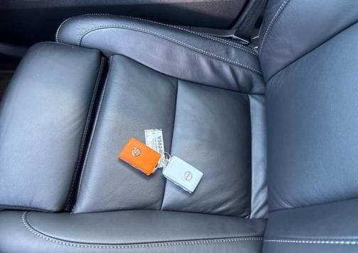 2023 Volvo XC40 B5 Ultimate Dark Theme