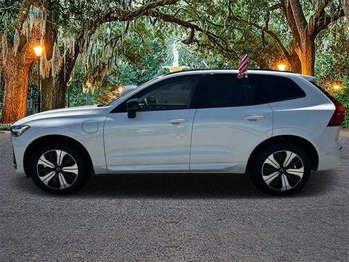 2024 Volvo XC60 Recharge Plug-In Hybrid T8 Core Dark Theme