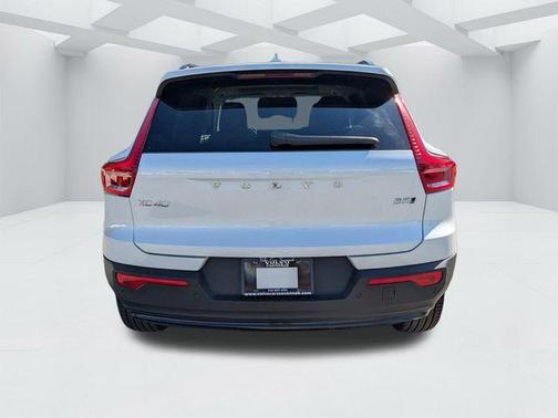 Crystal White 2026 Volvo XC40 B5 Ultra