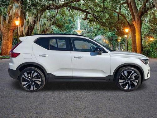 Crystal White 2026 Volvo XC40 B5 Ultra