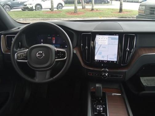 2024 Volvo XC60 B5 Plus Dark Theme