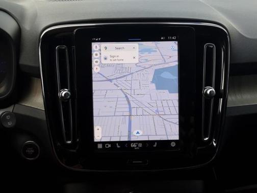 2024 Volvo XC40 B5 Plus Bright Theme