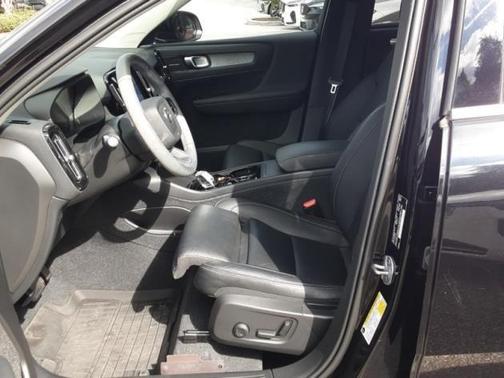 2024 Volvo XC40 B5 Plus Bright Theme