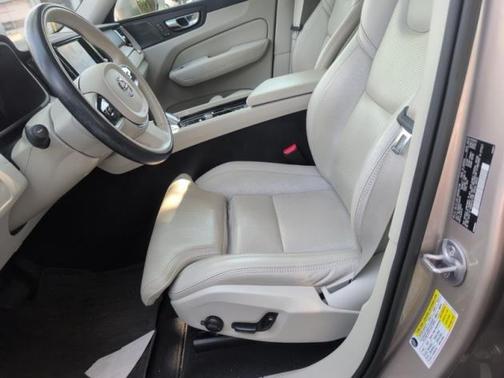 2023 Volvo XC60 B5 Ultimate Bright Theme