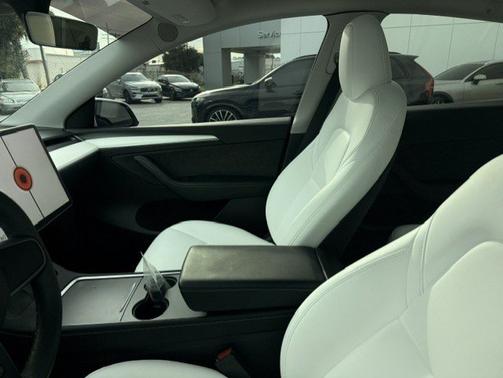 Pearl White Multi-Coat 2024 Tesla Model Y Performance