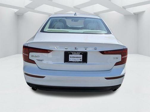 Crystal White Pearl 2019 Volvo S60 T5 Momentum