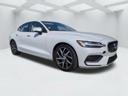 Crystal White Pearl 2019 Volvo S60 T5 Momentum