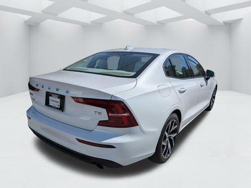 Crystal White Pearl 2019 Volvo S60 T5 Momentum