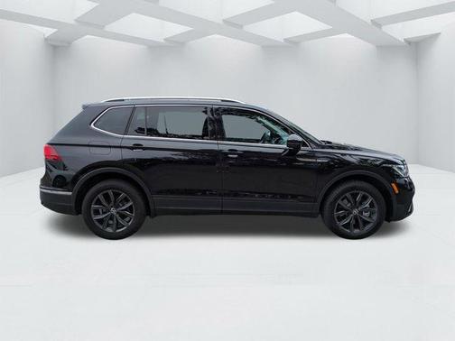 Deep Black Pearl Effect 2023 Volkswagen Tiguan 2.0T SE