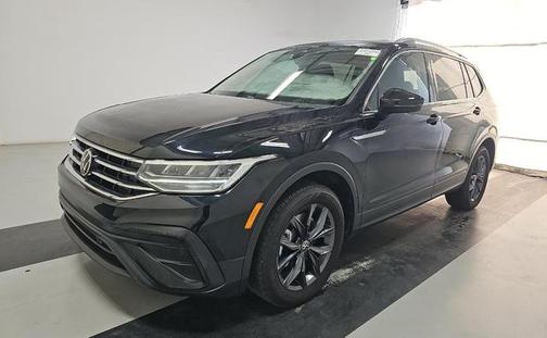 Deep Black Pearl Effect 2023 Volkswagen Tiguan 2.0T SE