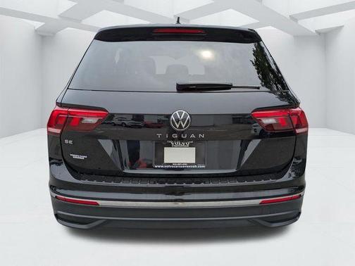 Deep Black Pearl Effect 2023 Volkswagen Tiguan 2.0T SE