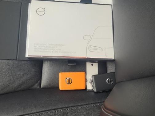 2023 Volvo XC40 B5 Plus Bright Theme