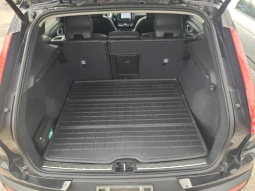 2023 Volvo XC40 B5 Plus Bright Theme