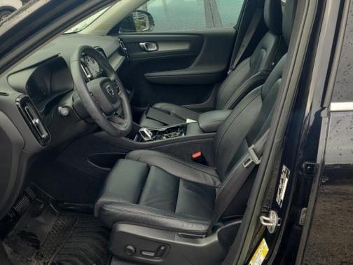 2023 Volvo XC40 B5 Plus Bright Theme
