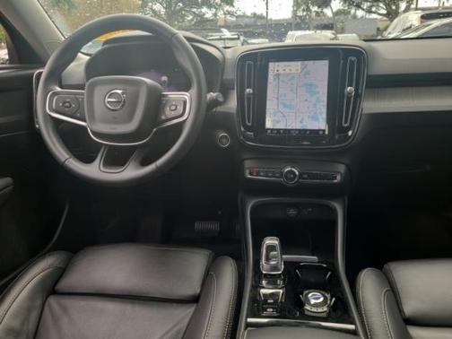 2023 Volvo XC40 B5 Plus Bright Theme