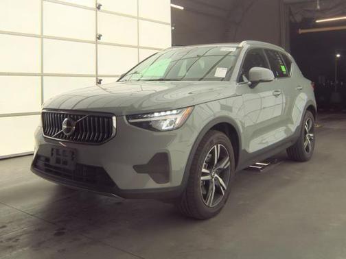 Metallic 2025 Volvo XC40 B5 Core Bright Theme