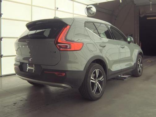 Metallic 2025 Volvo XC40 B5 Core Bright Theme