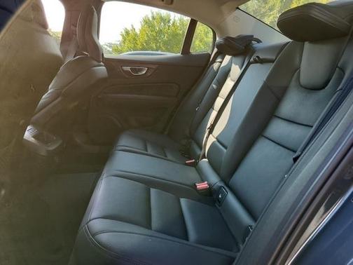 2024 Volvo S60 B5 Plus Dark Theme