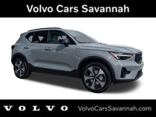 2025 Volvo XC40 B5 Plus Dark Theme