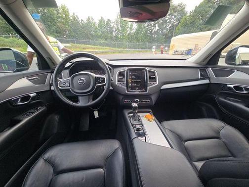 2022 Volvo XC90 T5 Momentum 7 Passenger