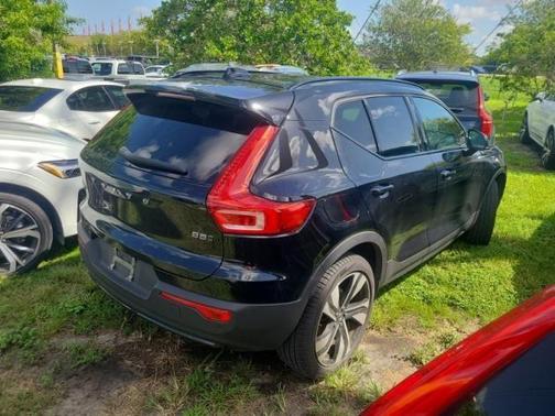 2023 Volvo XC40 B5 Plus Dark Theme
