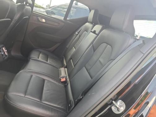 2023 Volvo XC40 B5 Plus Dark Theme