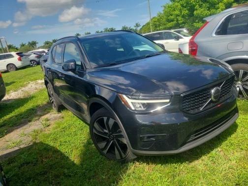 2023 Volvo XC40 B5 Plus Dark Theme