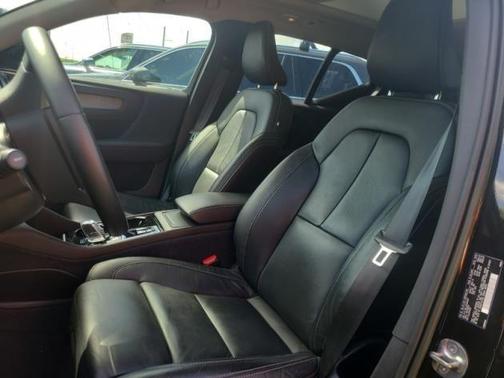 2023 Volvo XC40 B5 Plus Dark Theme