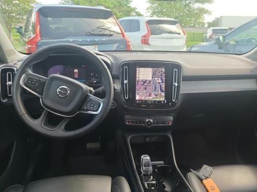 2023 Volvo XC40 B5 Plus Dark Theme