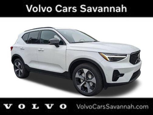 2025 Volvo XC40 B5 Plus Dark Theme