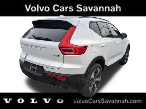 2025 Volvo XC40 B5 Plus Dark Theme