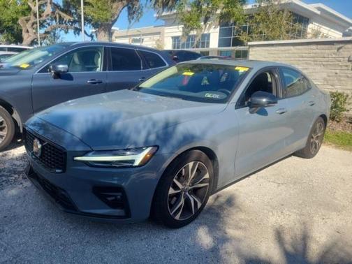2023 Volvo S60 B5 Plus Dark Theme