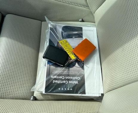 Platinum Gray Metallic 2023 Volvo XC90 B6 Ultimate 6-Seater