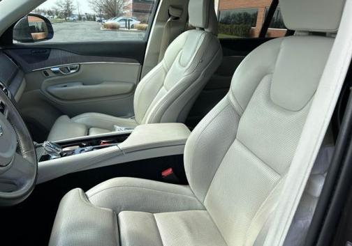 Platinum Gray Metallic 2023 Volvo XC90 B6 Ultimate 6-Seater