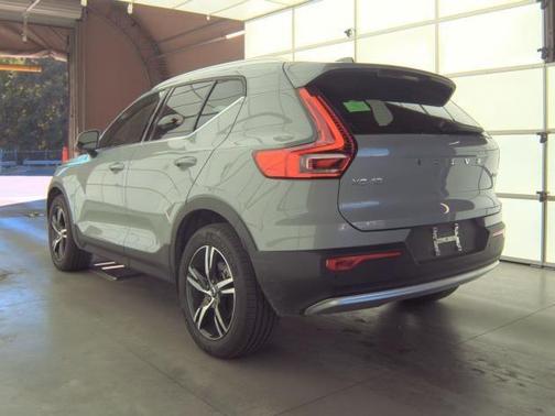 2025 Volvo XC40 B5 Core Bright Theme
