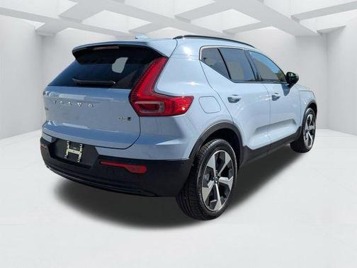 Cloud 9 White 2026 Volvo XC40 B5 Plus